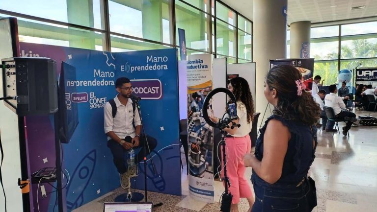 Stand Social Skin y Mano Emprendedora Heroes Fest